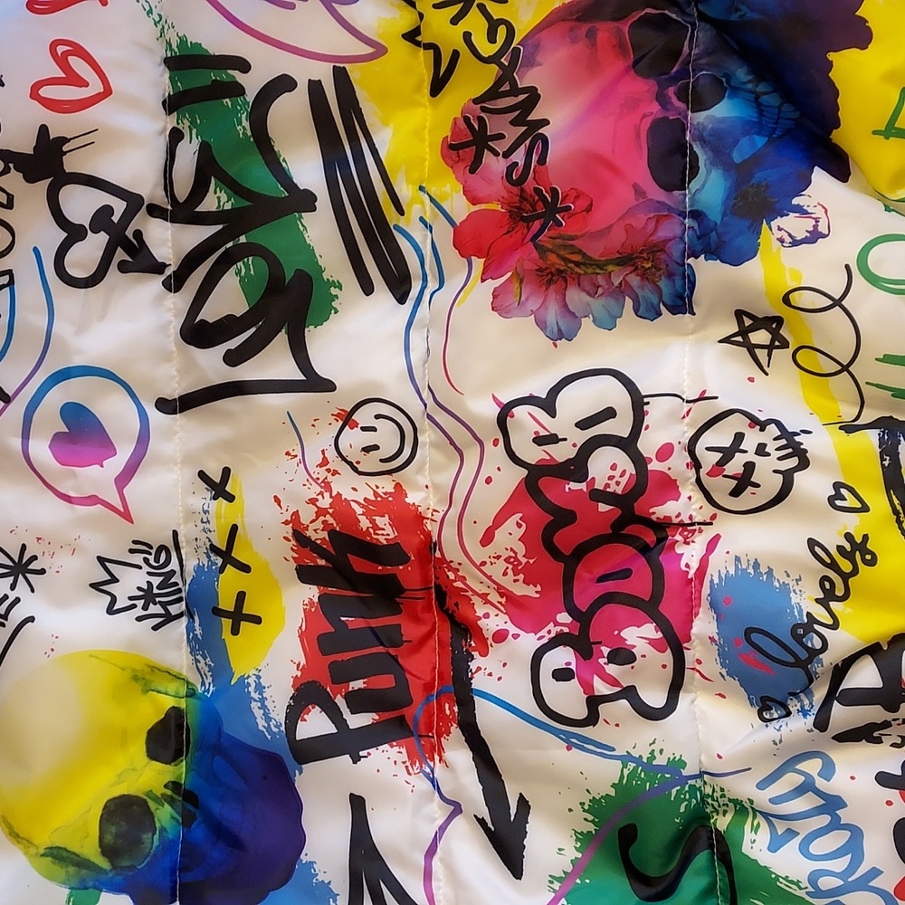 Almost Famous Multi-Colored Cropped Graffiti Prin… - image 6